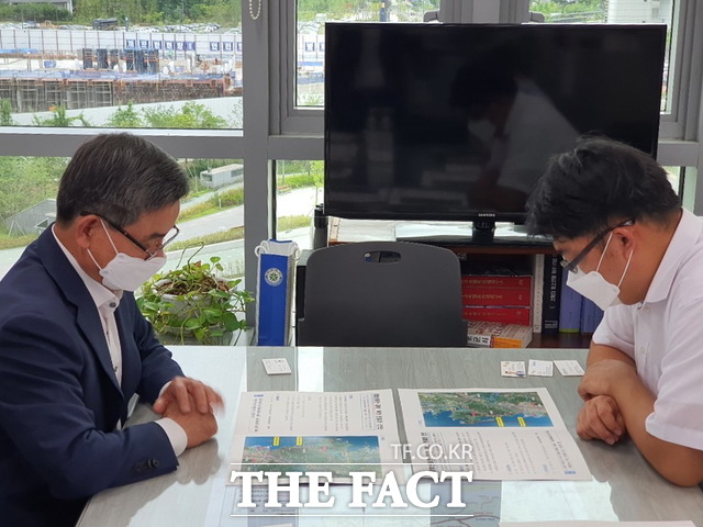 국토교통부를 방문해 담당자와 면담하는 노박래 서천군수(왼쪽)./서천군 제공