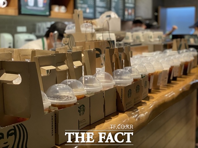 스타벅스는 28일 하루 전국 스타벅스 매장에서 제조 음료 주문 시, 다회용 컵에 음료를 제공하는 리유저블 컵 데이를 진행한다. /문수연 기자