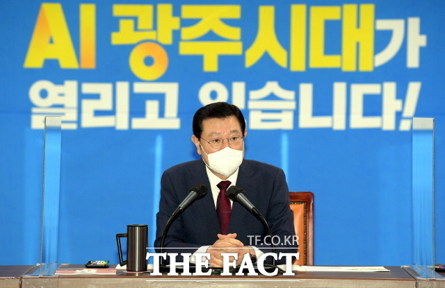 이용섭 광주광역시장이 28일 오전 시청 중회의실에서 열린 확대간부회의를 주재하고 있다./광주광역시 제공