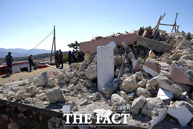 규모 5.8의 강진이 발생한 27일(현지시간) 그리스 크레타섬에 위치한 교회가 무너져있다. /크레타섬=AP.뉴시스