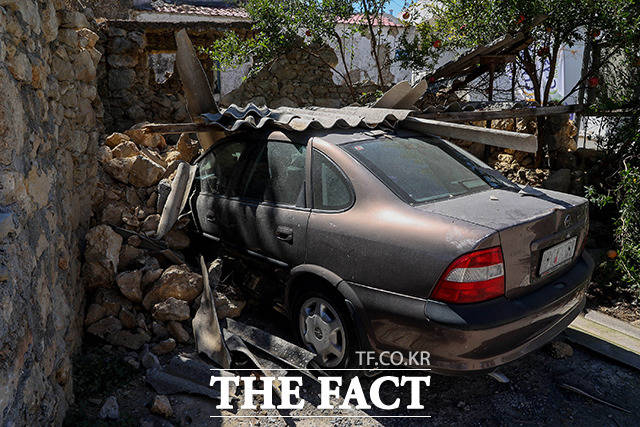 규모 5.8의 강진이 발생한 28일(현지시간) 그리스 크레타섬에서 지진의 영향으로 차량이 매몰돼 있다. /크레타섬=AP.뉴시스