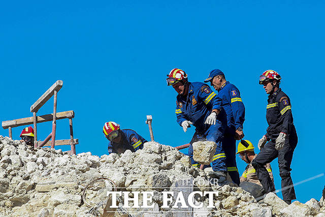 규모 5.8의 강진이 발생한 27일(현지시간) 그리스 크레타섬 아르칼로호리에서 구조대가 무너진 건물 속 실종자를 수색하고 있다. /크레타섬=신화.뉴시스