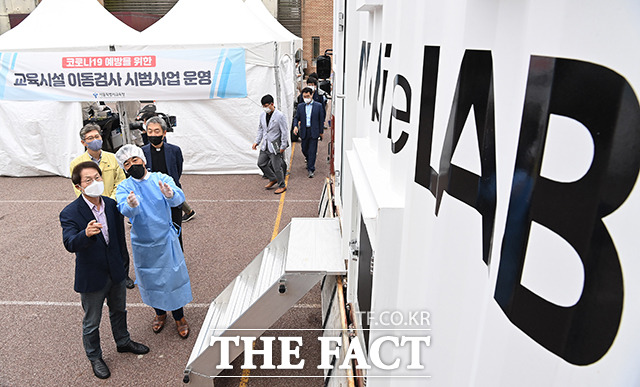 조희연 서울시교육감(왼쪽)이 28일 오전 신속 자가분자진단 유전자증폭(신속 PCR) 검사소가 마련된 서울 종로구 동성고등학교를 방문해 신속 검사 과정을 살펴보고 있다. /사진공동취재단