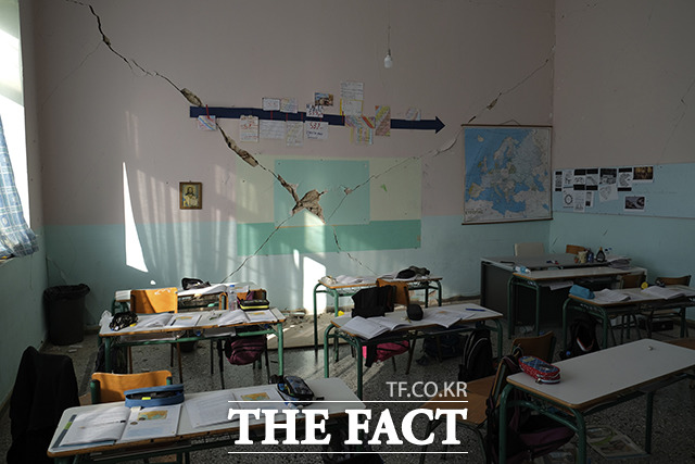 규모 5.8의 강진이 발생한 28일(현지시간) 그리스 크레타섬에 위치한 한 학교의 교실에 금이 가있다. /크레타섬=AP.뉴시스