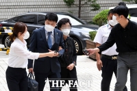  '묵묵부답' 공판 출석하는 윤석열 장모 [포토]