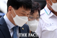  '요양급여 불법 수급' 석방 후 첫 재판 출석하는 윤석열 장모 [TF사진관]