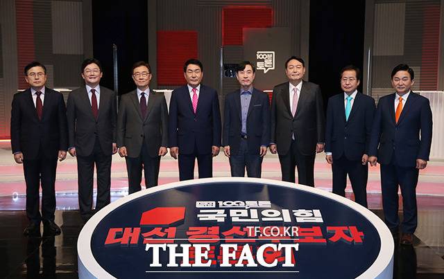 국민의힘 대선 예비후보(황교안, 유승민, 최재형, 안상수, 하태경, 윤석열, 홍준표, 원희룡)들이 28일 오후 서울 마포구 MBC 신사옥에서 열린 100분 토론 생방송에 앞서 기념촬영을 하고 있다. /국회사진취재단