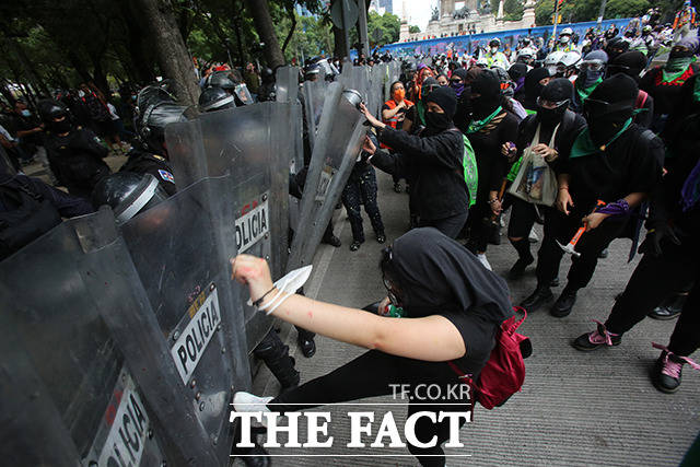 28일(현지시간) 멕시코 수도 멕시코시티에서 라틴아메리카 낙태 합법화를 위한 세계 행동의 날 행진에 참여한 여성들이 경찰과 충돌하고 있다. /멕시코시티=AP.뉴시스