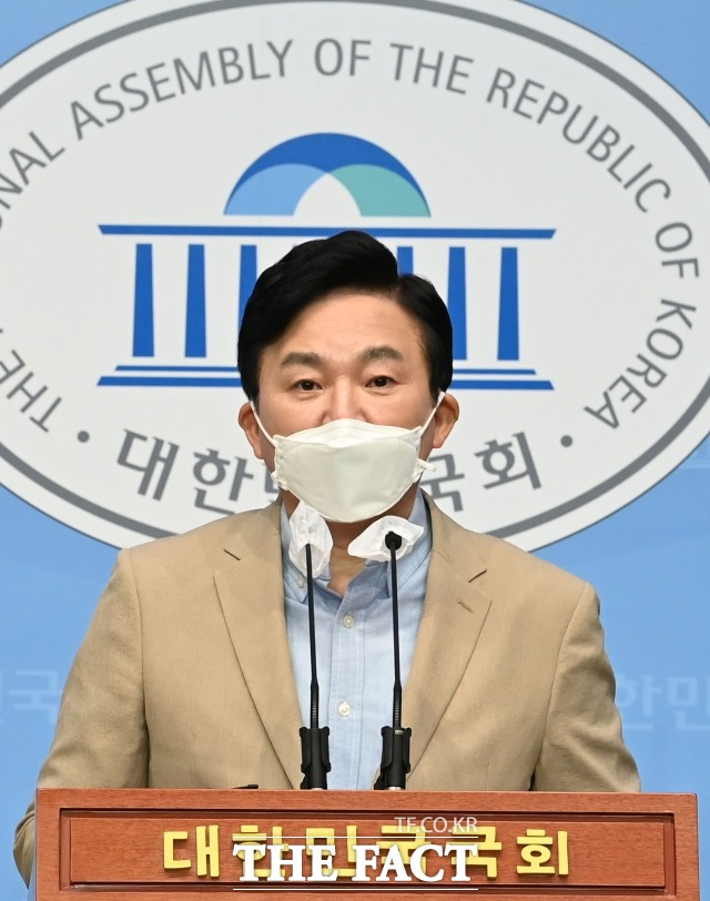 국민의힘 대권 주자인 원희룡 전 제주도지사가 29일 CBS 라디오 김현정의 뉴스쇼에 출연해 한 발언이 화제다. 그는 제주도지사 시절 (부동산 개발이) 1000억 원대 정도면 몇십억 정도, 조 단위면 100억 원 정도를 만들어 드리겠다는 제안을 여러차례 받았다고 밝히며 대장동 의혹을 받고 있는 이재명 경기지사를 겨냥했다. 27일 국회 소통관에서 아이돌봄 공약을 발표 하고 있는 원 전 지사 /이선화 기자