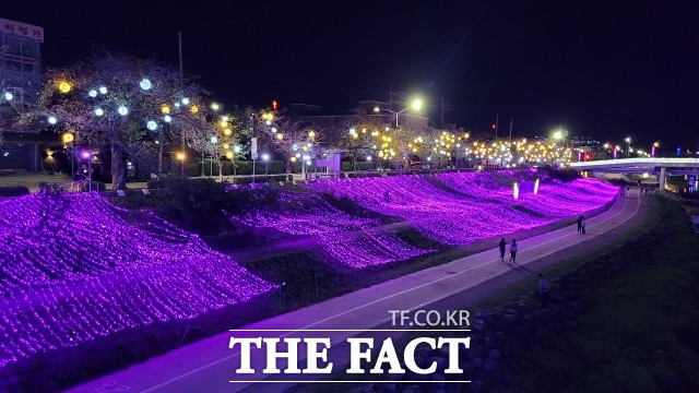 유진섭 시장은 “가족과 연인, 친구와 함께 축제를 안전하게 즐길 수 있도록 기획과 준비에 최선을 다했다”며 “코로나19로 지친 몸과 마음을 힐링하고 잊지 못할 추억을 만드는 계기가 되길 바란다”고 말했다. / 정읍시 제공