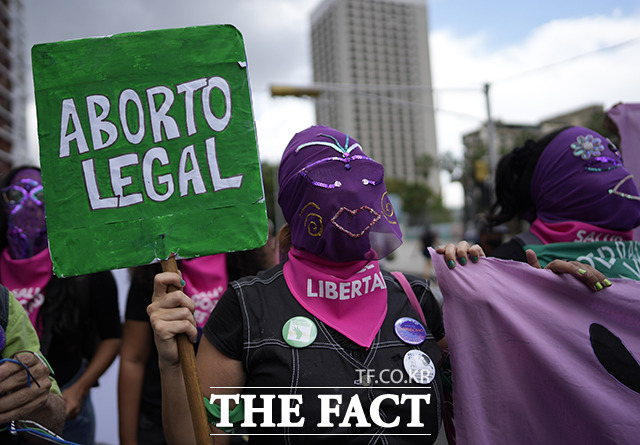 28일(현지시간) 베네수엘라 수도 카라카스의 한 광장에서 라틴아메리카 낙태 합법화를 위한 세계 행동의 날 행사에 참여한 여성들이 손팻말을 들고 행진하고 있다. /카라카스=AP.뉴시스