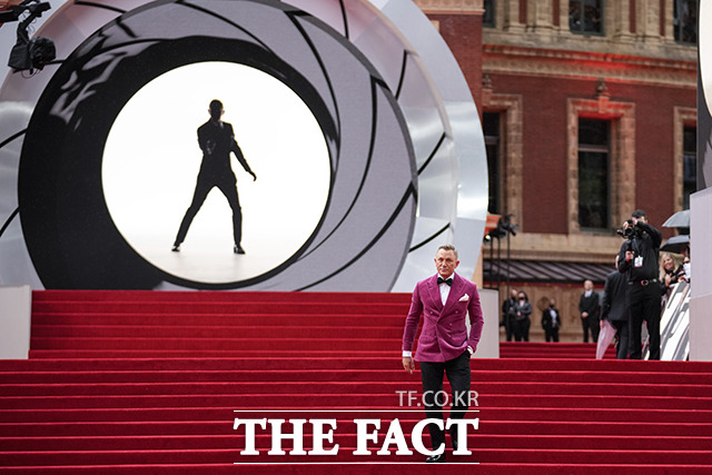 6대 제임스 본드로 유명한 배우 다니엘 크레이그가 영국 런던 로열 앨버트 홀에서 열린 007 시리즈 최신작 노 타임 투 다이(No Time to Die) 월드 시사회에 참석해 포즈를 취하고 있다. /런던=AP.뉴시스
