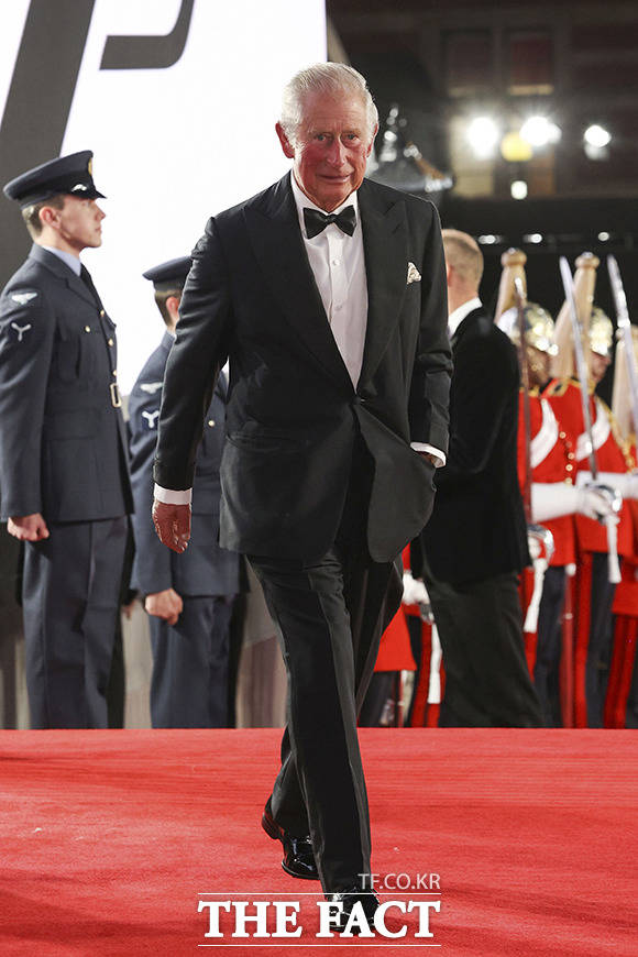찰스 영국 왕세자가 28일(현지시간) 런던에서 열린 007 시리즈 최신작 노 타임 투 다이(No Time to Die) 월드 시사회에 참석하고 있다. /런던=AP.뉴시스