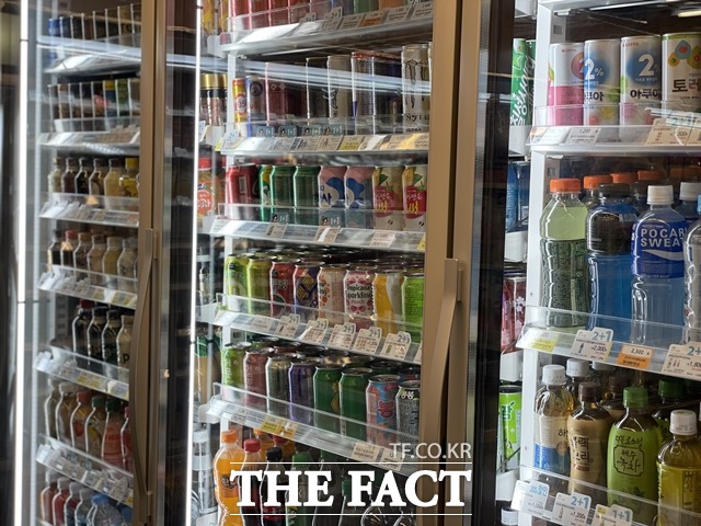 코카콜라음료와 웅진식품이 주요 음료 제품 가격을 인상하기로 했다. /문수연 기자