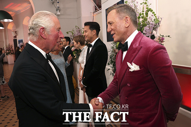 찰스(왼쪽) 영국 왕세자가 28일(현지시간) 런던에서 열린 007 시리즈 최신작 노 타임 투 다이(No Time to Die) 월드 시사회에 도착해 주연 배우 다니엘 크레이그와 악수하며 인사를 나누고 있다. /런던=AP.뉴시스