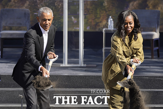 버락 오바마(왼쪽) 전 미국 대통령과 부인 미셸 여사가 28일(현지시간) 미 일리노이주 시카고의 잭슨파크에서 열린 오바마 대통령 기념관 착공식에 참석해 첫 삽을 뜨고 있다. /시카고=AP.뉴시스