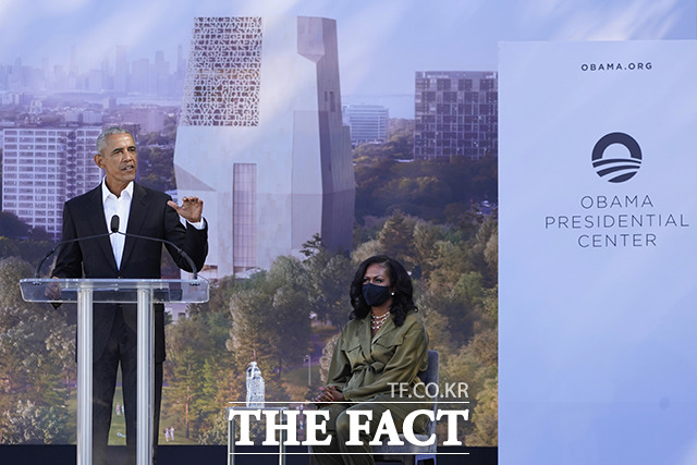 버락 오바마 전 미국 대통령이 28일(현지시간) 미 일리노이주 시카고의 잭슨파크에서 열린 오바마 대통령 기념관 착공식에 참석해 연설하고 있다. /시카고=AP.뉴시스