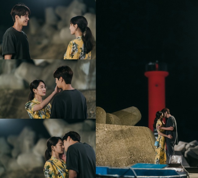 tvN 주말드라마 갯마을 차차차 김선호 신민아의 화제의 키스신 스틸컷이 공개됐다. /tvN 제공