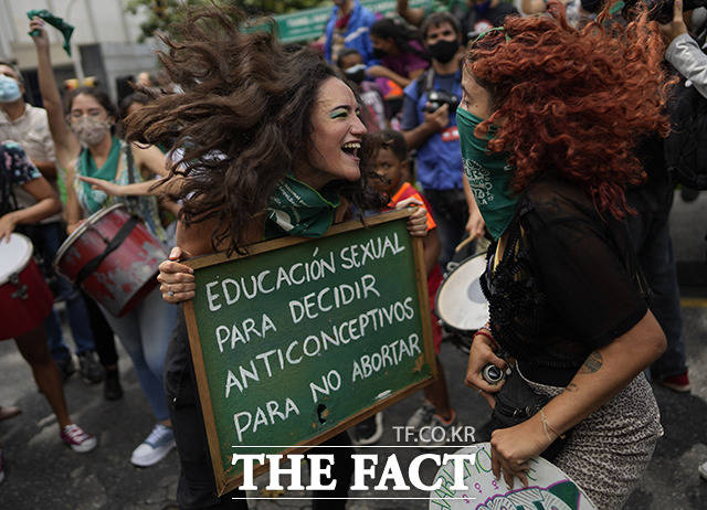 28일(현지시간) 베네수엘라 수도 카라카스의 한 광장에서 라틴아메리카 낙태 합법화를 위한 세계 행동의 날 행사에 참여한 한 여성이 올바른 성교육과 피임약에 관해 쓴 손팻말을 들고 행진하고 있다. /카라카스=AP.뉴시스