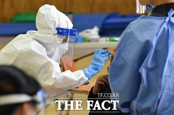 코로나19 방역요원들이 검체검사를 하고 있다./안동=이민 기자