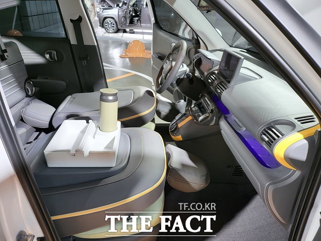 현대차는 캐스퍼에 새계 최초로 세계 최초로 운전석 시트가 앞으로 완전히 접히는 풀 폴딩 시트를 적용했다. /용인=서재근 기자