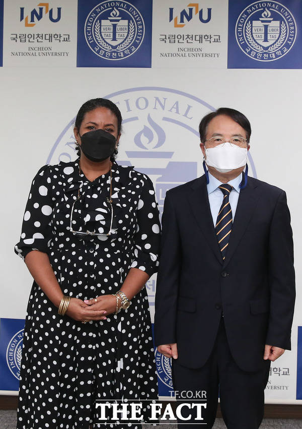 체리쉬 주에너스 가나 대사(왼쪽)와 박종태 인천대 총장이 기념촬영을 하고 있다. /인천대 제공