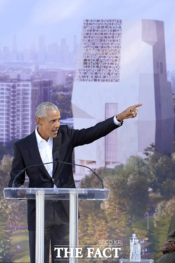 버락 오바마 전 미국 대통령이 28일(현지시간) 미 일리노이주 시카고의 잭슨파크에서 열린 오바마 대통령 기념관 착공식에 참석해 연설하고 있다. /시카고=AP.뉴시스