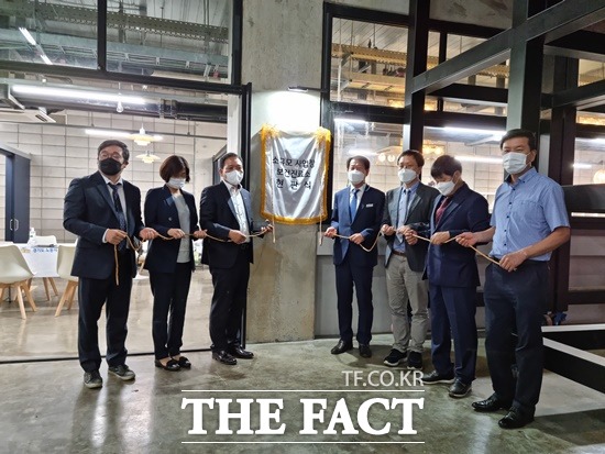 화성시 관내 소규모 사업장 노동자들의 지속적인 건강관리를 위해 마련된 ‘소규모 사업장 보건실’이 현판식을 열고 본격적인 업무를 시작했다./화성시 제공