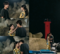  '갯마을 차차차' 신민아♥김선호, 화제의 키스신 스틸 공개