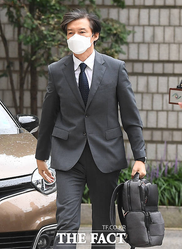 국회 교육위원회 소속 국민의힘 김병욱 의원은 30일 조국(사진) 교수는 직위해제 이후부터 올해 9월까지 20개월 동안 강의 한 번 하지 않고 서울대로부터 봉급 4543만 원을 받았고, 수당(1083만 원)까지 포함하면 총 5627만 원(세전)을 받았다고 밝혔다. 지난 8월 28일 서울중앙지법에서 열리는 공판기일에 출석하는 조 전 장관. /이새롬 기자