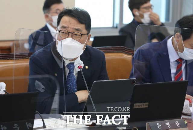 경찰이 더불어민주당 대선 주자 이낙연 전 대표 캠프에서 활동 중인 윤영찬 민주당 의원에게 협박 메일을 보낸 40대 남성을 검거하고 구속영장을 신청했다. /이새롬 기자