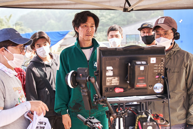 이정재(가운데)가 황동혁 감독(오른쪽)과 오징어 게임 촬영 당시 모니터링을 하고 있다. /넷플릭스 제공