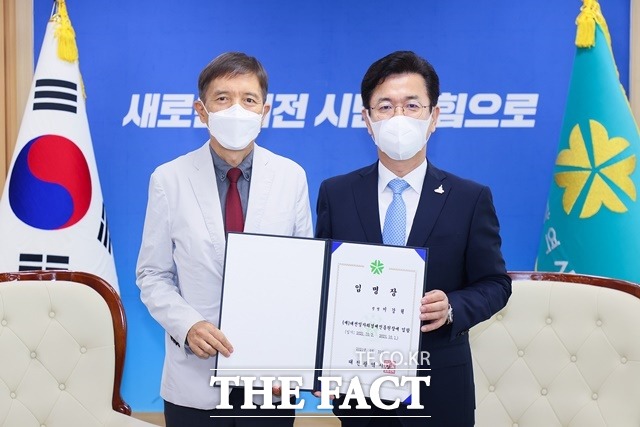 허태정 대전시장(오른쪽)이 30일 이강혁 일자리경제진흥원장에 임명장을 수여하고 기념 촬영을 하고 있다. / 대전시 제공