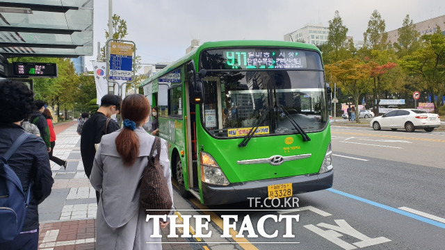 대전시내버스 노조가 30일 파업에 들어감에 따라 시민들은 이날 출근길부터 큰 불편을 겪었다. / 대전=최영규 기자