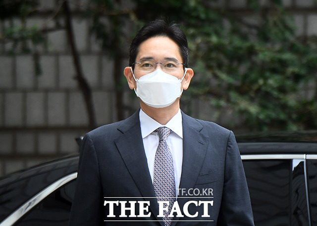 이재용 삼성전자 부회장이 30일 오전 서울 서초구 서울중앙지방법원에서 열린 속행 공판에 출석하고 있다. /이동률 기자