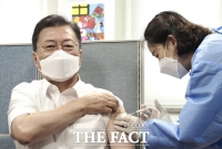  文대통령, 이르면 내달 말 부스터샷…靑 '접종률 제고 도움될 것'
