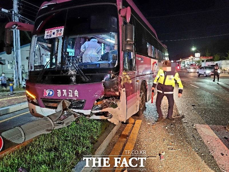 안동에서 시외버스와 승용차가 충돌해 3명이 다쳤다./안동=이민 기자