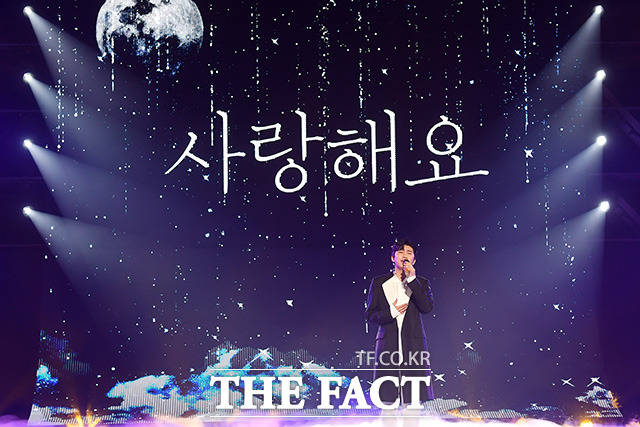 더팩트가 주최하고 팬앤스타(FAN N STAR)가 주관하는 2021 TMA가 2일 오후 인천 중구 파라다이스시티 호텔 플라자에서 열려 가수 임영웅이 화려한 무대를 펼치고 있다. /인천=남용희 기자