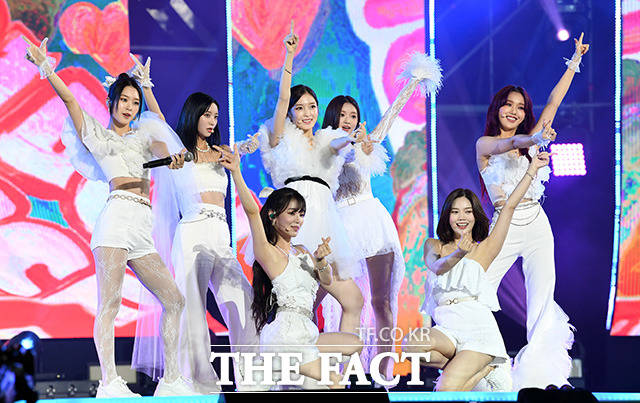 더팩트가 주최하고 팬앤스타(FAN N STAR)가 주관하는 2021 TMA가 2일 오후 인천 중구 파라다이스시티 호텔 플라자에서 열려 그룹 오마이걸이 화려한 무대를 펼치고 있다./인천=임영무 기자