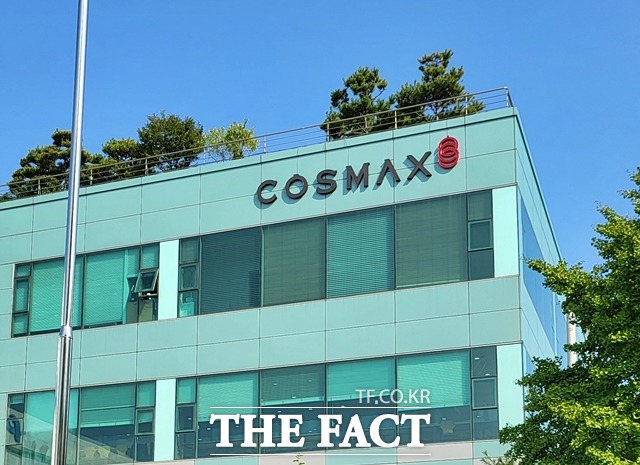 제이원코스메틱에 따르면 코스맥스는 세트 20만 개의 추가 선발주를 요구하고, 이에 응할 시 빠르게 제품을 조달하겠다고 했다. 사진은 코스맥스 본사 건물. /더팩트 DB