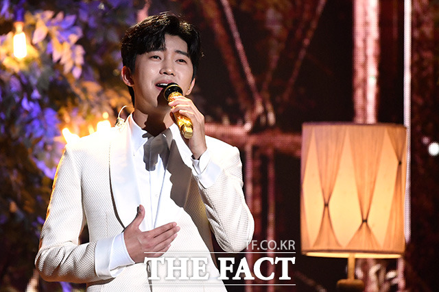 더팩트가 주최하고 팬앤스타(FAN N STAR)가 주관하는 2021 TMA가 2일 오후 인천 중구 파라다이스시티 호텔 플라자에서 열려 가수 임영웅이 화려한 무대를 펼치고 있다. /인천=남용희 기자