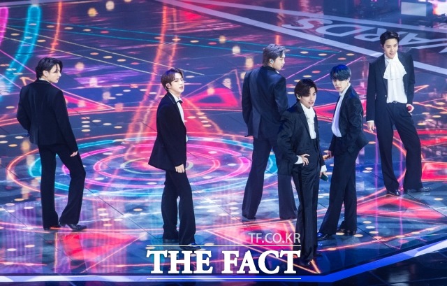 2021 더팩트 뮤직 어워즈를 통해 방탄소년단 등 최정상급 인기 가수들의 공연을 무료로 시청할 수 있다. LG U+아이돌Live 관계자는 1일 더팩트에 유플러스 고객의 경우는 U+아이돌Live를 다운받아 접속만 하면 되고, 타 통신사 고객들은 유플러스 아이디로 로그인하면 무료로 시청할 수 있다고 설명했다. /더팩트 DB