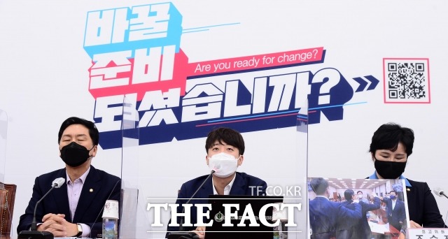 이준석(가운데) 국민의힘 대표가 1일 전날 심야 긴급 최고위원회의 개최에 반발한 조수진(오른쪽) 최고위원을 향해 자괴감을 느낀다고 토로했다. /이선화 기자