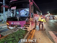  안동 터미널 인근서 시외버스·승용차 충돌...3명 부상