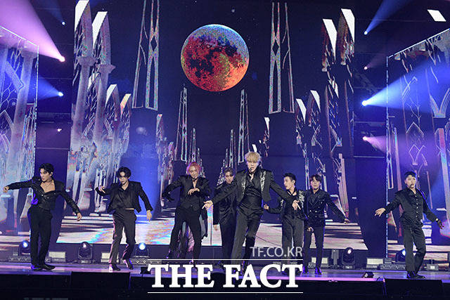 더팩트가 주최하고 팬앤스타(FAN N STAR)가 주관하는 2021 TMA가 2일 오후 인천 중구 파라다이스시티 호텔 플라자에서 열려 그룹 에이티즈가 화려한 무대를 펼치고 있다. /인천=남윤호 기자