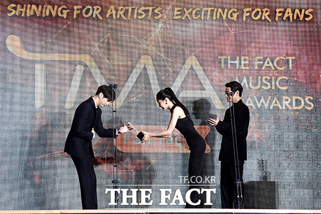 손나은(가운데)이 2일 오후 인천 중구 파라다이스시티 호텔 플라자에서 열린 2021 TMA에서 올해의 아티스트를 수상한 강다니엘(왼쪽)에게 상패를 전달하고 있다. /인천=이선화 기자