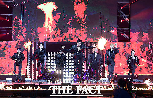 더팩트가 주최하고 팬앤스타(FAN N STAR)가 주관하는 2021 TMA가 2일 오후 인천 중구 파라다이스시티 호텔 플라자에서 열려 그룹 에이티즈가 화려한 무대를 펼치고 있다. /인천=이새롬 기자