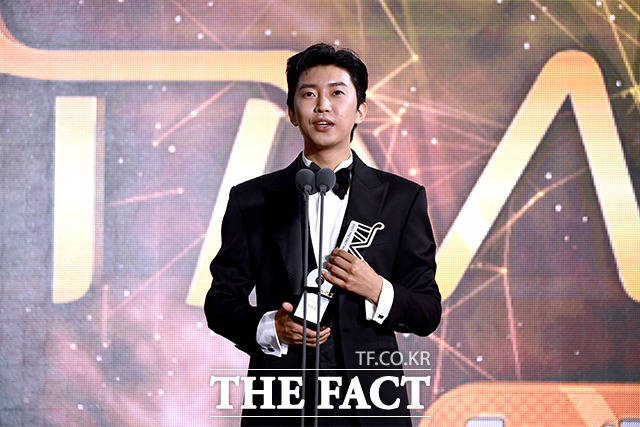 더팩트가 주최하고 팬앤스타(FAN N STAR)가 주관하는 2021 TMA가 2일 오후 인천 중구 파라다이스시티 플라자에서 열린 가운데 임영웅이 팬앤스타 최다득표상 남자부문을 수상하는 영예를 안았다. /인천=이선화 기자