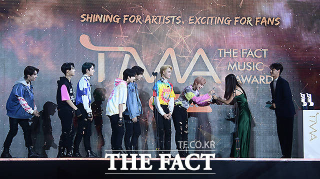더팩트가 주최하고 팬앤스타(FAN N STAR)가 주관하는 2021 TMA가 2일 오후 인천 중구 파라다이스시티 호텔 플라자에서 열려 올해의 아티스트를 수상한 그룹 엔하이픈이 배우 이도현, 고민시로부터 상패를 받고 있다. /인천=이새롬 기자