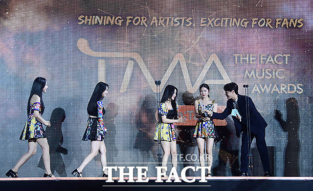 더팩트가 주최하고 팬앤스타(FAN N STAR)가 주관하는 2021 TMA가 2일 오후 인천 중구 파라다이스시티 호텔 플라자에서 열려 올해의 아티스트를 수상한 그룹 브레이브걸스가 배우 이도현으로부터 상패를 받고 있다. /인천=이새롬 기자